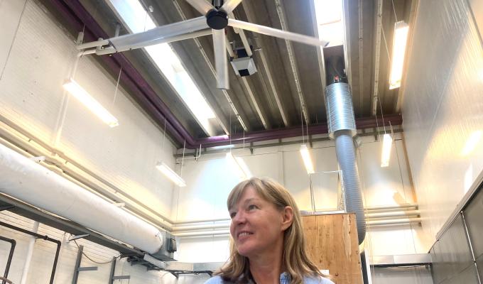Oppe under loftet på en forsøgshal på Teknologisk Institut drejer fem vinger langsomt og lydløst rundt over hovedet på projektleder Merete Lyngbye. 